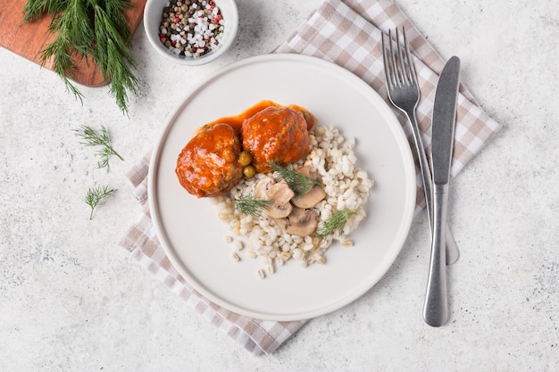 Esta foto vibrante y deliciosa presenta una variedad de alimentos coloridos y apetitosos.