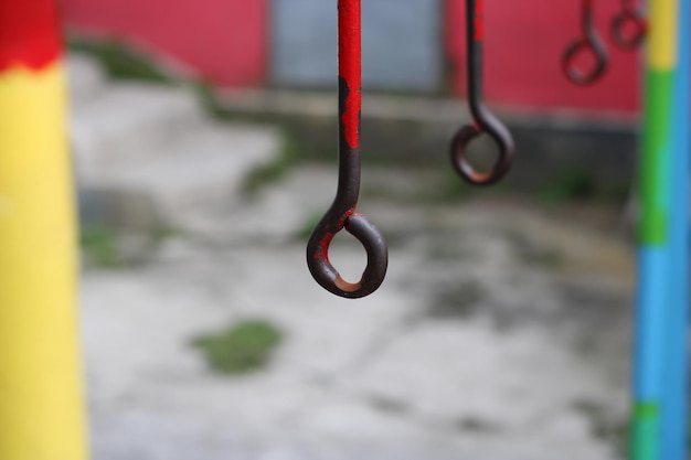 Foto de una vieja percha de hierro en un parque infantil