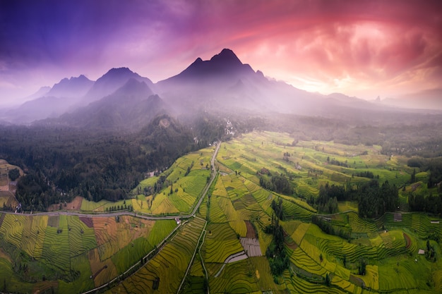 Foto de vista aérea de la belleza natural de las montañas con luz de la mañana