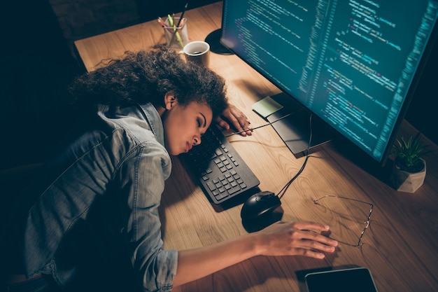 Foto de vista de ángulo alto de dama de negocios se quedó dormido cerca del monitor