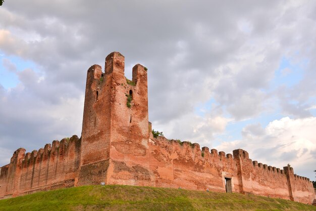 Foto Vista de la ciudad medieval de Castelfranco Veneto en Italia