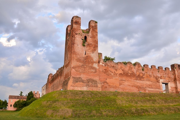 Foto Vista de la ciudad medieval de Castelfranco Veneto en Italia