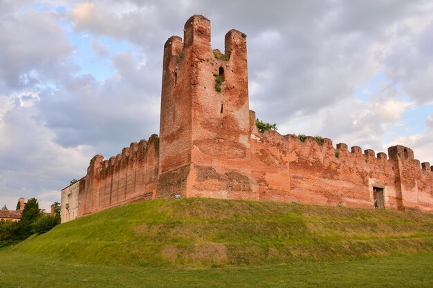 Foto Vista de la ciudad medieval de Castelfranco Veneto en Italia