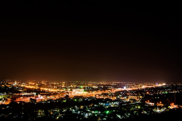 Foto foto de vista nocturna de la ciudad de phetchaburi