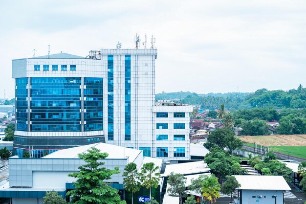 Foto foto de vista de pájaro de altos edificios de oficinas azules con estructuras de menor altura en el área circundante