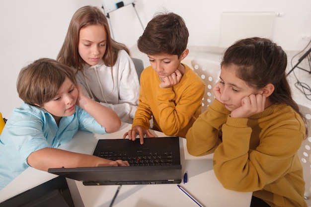 Foto foto de vista superior de un grupo de niños que estudian juntos en la escuela