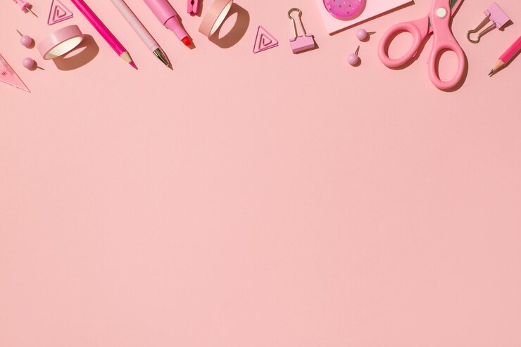 Foto foto de vista superior de útiles escolares cintas adhesivas de papelería rosa chinchetas clips de carpeta tijeras lápices rotulador y regla sobre fondo rosa pastel aislado con copyspace