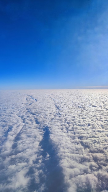 Foto vom Fliegen über weiße Wolken