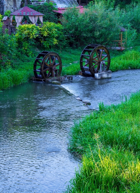 Foto von alten Wasserrädern am Fluss