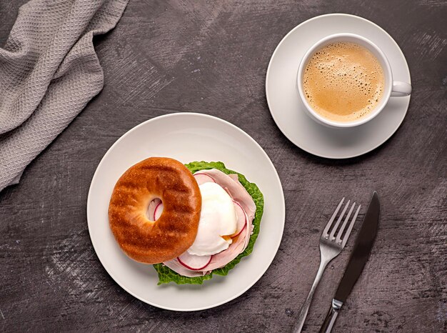 Foto von Bagel mit Pocherteiern mit Schinken