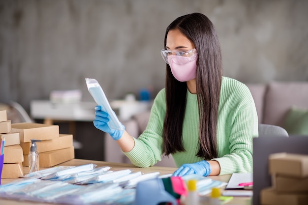 Foto von chinesischer beschäftigter Dame Familienunternehmen, die Verpackung medizinischer Gesichtsmasken für Grippe organisiert