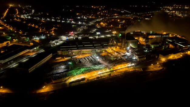 Foto von der Drohnen-Nachtholzverarbeitungsfabrik