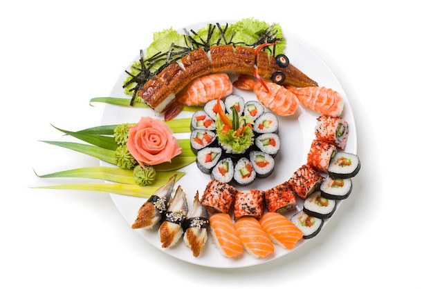 Foto von einem gerollten Sushi auf dem weißen Teller