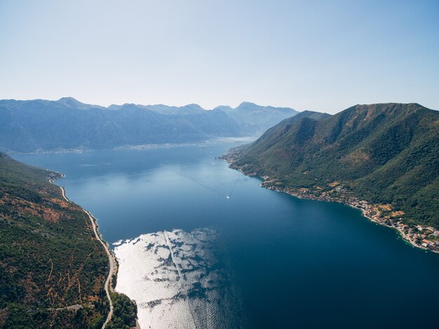 Foto von einer Drohne aus der Vogelperspektive Kotor Bay Montenegro in der Nähe von Perast