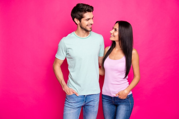Foto von erstaunlichen Paar Kerl und Dame in der Liebe stehend umarmen genießen beste Gesellschaft tragen Freizeitkleidung isoliert hellrosa Farbe Hintergrund