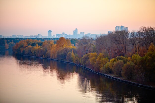 Foto von Fluss, Bäumen, Abendstadt.