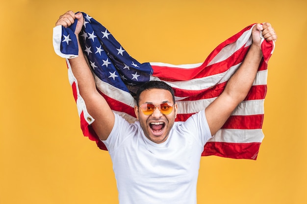 Foto von fröhlichen amerikanisch-afrikanisch-indischen Demonstranten heben die amerikanische Nationalflagge schwarze Menschen Revolution lieben alle Menschen drücken Einheit Solidarität einzeln auf gelbem Hintergrund aus.