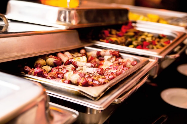 Foto von gebratenen Würstchen als Snack an einem Buffettisch