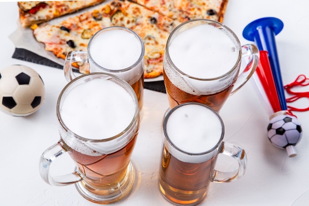 Foto foto von gläsern mit schaumbier, pizza auf leerem weißem hintergrund