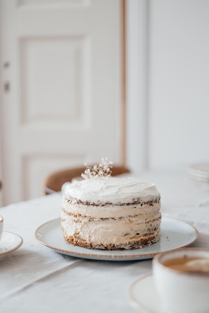 Foto von hausgemachtem weißem Kuchen auf dem Tisch im Wohnzimmer