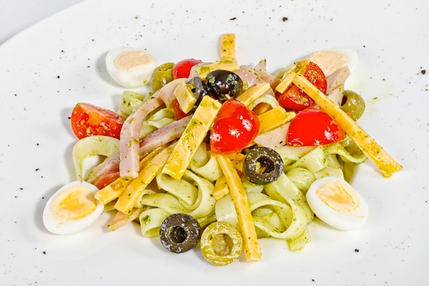 Foto von köstlichen Tagliatele-Nudeln mit Speck und Tomaten