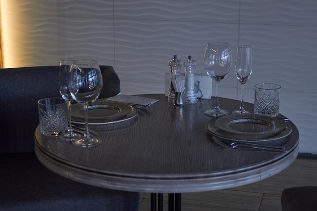 Foto von leeren Weingläsern auf dem Tisch. Gedeckter Tisch in Cafés und Restaurants
