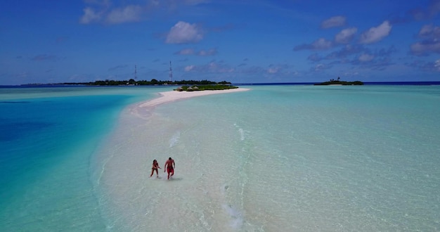 Foto von liebenswerten Liebenden, die auf der Insel Rasdhoo auf den Malediven chillen