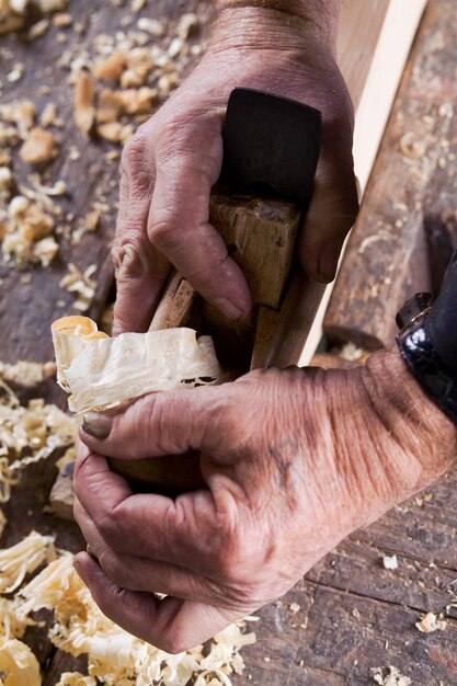 Foto von männlichen Händen sind aus Holzhobel