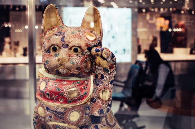 Foto von Manekineko-Figuren mit flachem Fokus