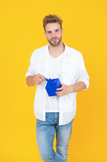 Foto von Mann mit Geschenkbox Mann mit Geschenk, isoliert auf weiss Mann mit Geschenk