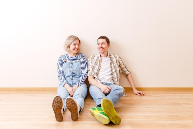 Foto von Mann und Frau, die auf dem Boden sitzen