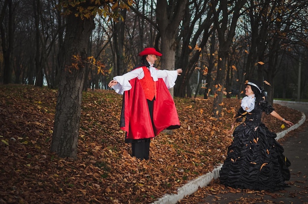 Foto von Mann und Frau in wunderschönen Theaterkostümen im Wald