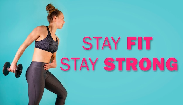Foto von muskulösem Fitnessmodell, das mit Hanteln auf blauem Hintergrund mit Text trainiert