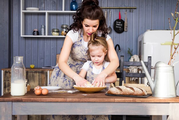 Foto von Mutter und Tochter kochen zusammen in der Küche