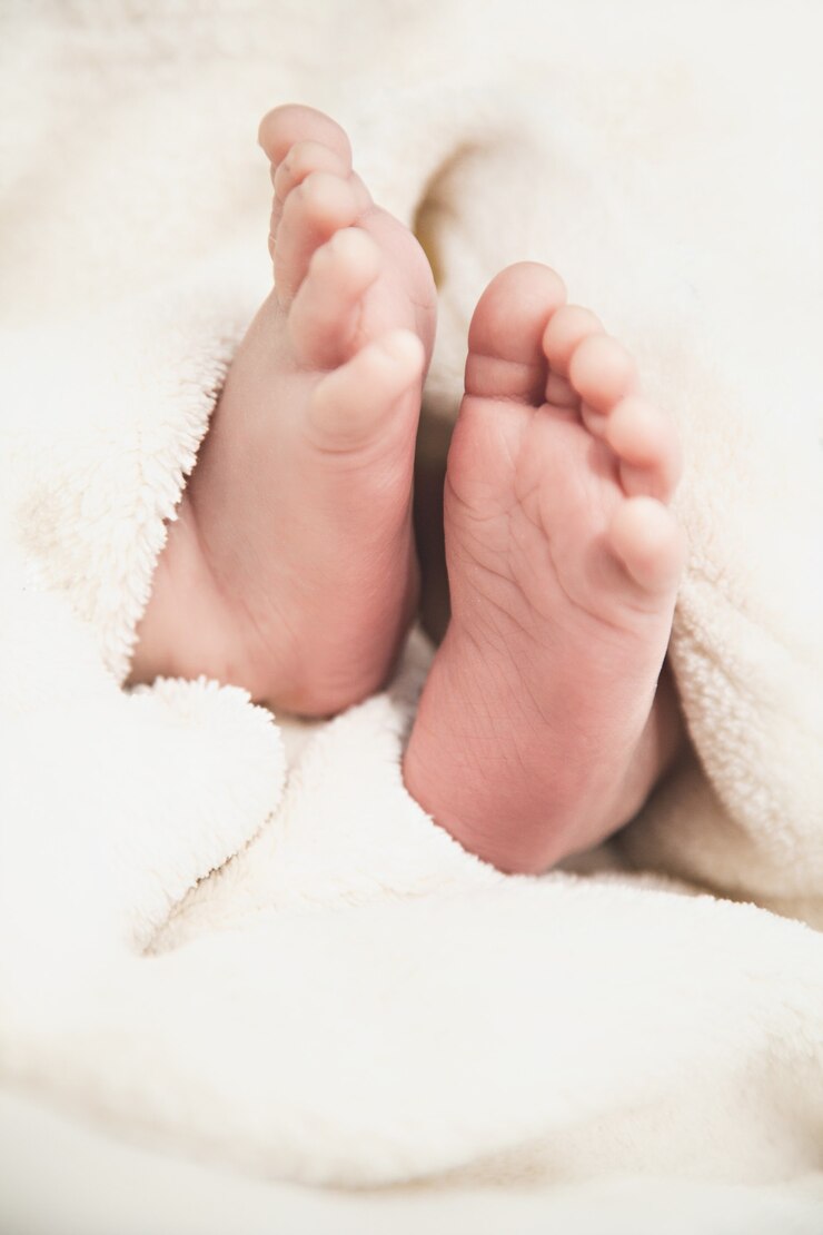 Foto von neugeborenen Babyfüßen