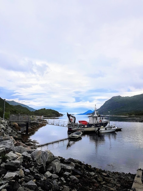 Foto von Norwegen mit bewölktem Himmel der Seeboote