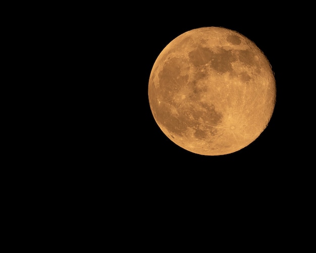 Foto von orange Vollmond genommen