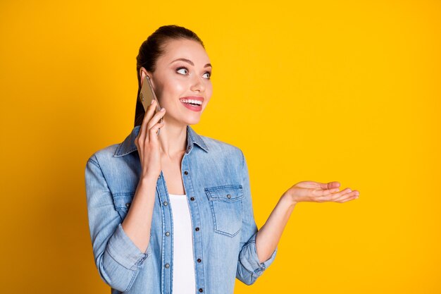 Foto von positiven fröhlichen Mädchen haben Freizeit, rufen Smartphone-Freunde an, teilen Nachrichten, tragen gut aussehende Kleidung einzeln auf hellem Farbhintergrund