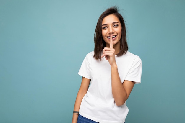 Foto von positiver glücklich lächelnder junger faszinierender schöner attraktiver netter Brunettefrau mit