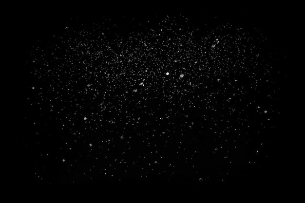 Foto von realistischem Schnee, der auf einem klaren schwarzen Hintergrund fällt, Winterminimal 8K ar 32