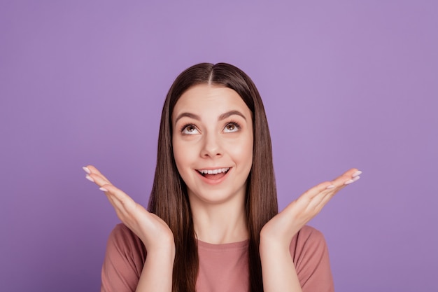 Foto von schockierter funky Dame mit großem Mund öffnete den Blick leerer Raum einzeln auf violettem Hintergrund