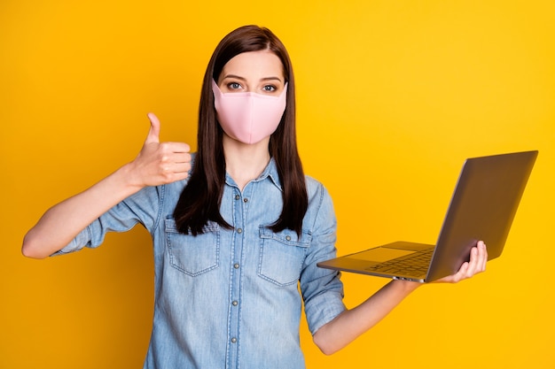 Foto von selbstbewussten Studenten schönes Mädchen arbeiten Remote-Laptop-Show Daumen