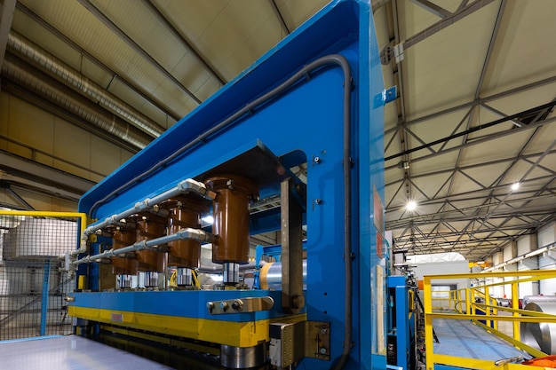 Foto von Stahldachformmaschine Industriemaschine für Blechdachcoils Schneidprozess von