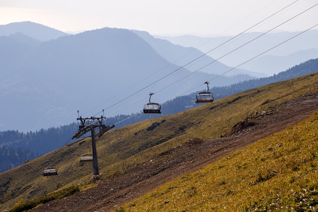 Foto von Standseilbahnen unter Gebirgshügeln