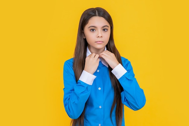 Foto von Teenager-Schulmädchen in Uniform Teenager-Schulmädchen isoliert auf Gelb