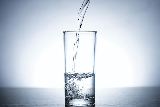 Foto von Wasser in ein Glas Wasser gießen