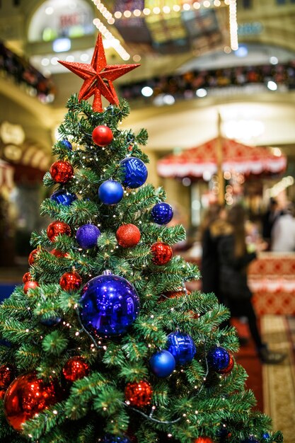 Foto von Weihnachten mit bunten Tannenkugeln im Laden verziert