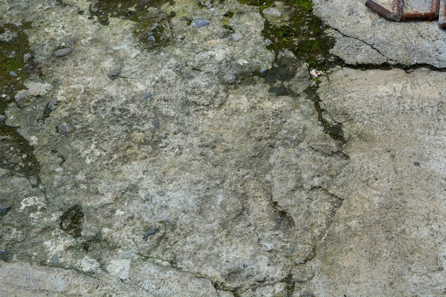 Foto von weißen Felsen rund um den Stausee