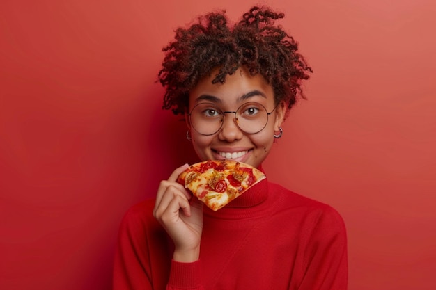Foto von zufrieden hält ein Stück Pizza sieht glücklich direkt trägt stilvolle Casual Outfit