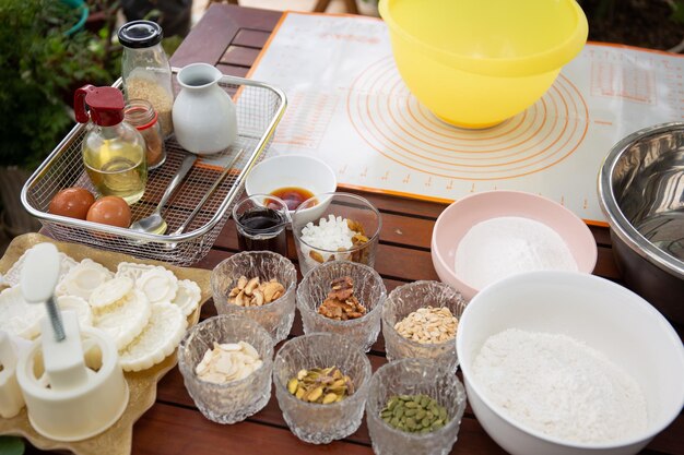 Foto von Zutaten und Werkzeugen zur Herstellung von Mondkuchen auf dem Tisch